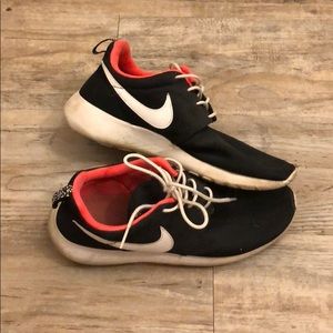3 FOR $40 NIKE ROSHE